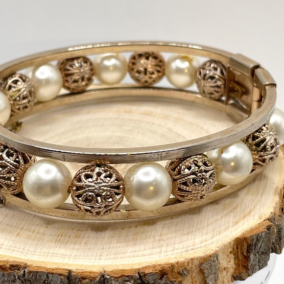 Vintage Unsigned Gold Tone Filigree Faux Pearl Bead Hinged Bangle Bracelet - Picture 8 of 12